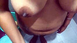 印度新娘浴室秘密勾搭年轻帅哥