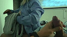 Widzi mojego chuja podczas sprzątania, dotyka go, chce mnie obciągnąć