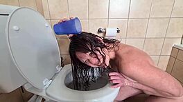 Kurwa w toalecie UPOKARZA się publicznie
