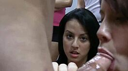 Adolescente hazy 18+ 18+ se lance dans des défis d'initiation sororité sauvages