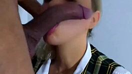 สาวลาตินตัวเล็กถูกถ่ายทำดูดควยเพื่อนร่วมชั้นในห้องเรียนก่อนเรียน 😏 เธอเป็นสาวบลอนด์สมัครเล่นเซ็กซี่ที่มีทักษะปากดี