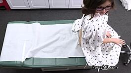 Pacienți adolescente 18+ cu sâni mari primesc oral de la asistentă și doctor în cabinet.