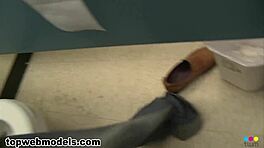 ブロンドの18歳ニコール・レイが太いチンポをシゴいてトイレ個室で激しくドリル