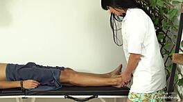 פיליפ הולך לעיסוי מרגיע אבל מקבל הפתעה פרועה. המעסה הלטינית רוכבת עליו חזק בקאוגירל!