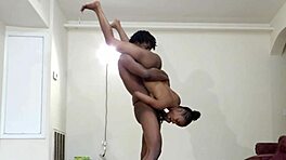 완벽한 몸과 큰 엉덩이의 섹시한 젊은 여자가 거대한 자지를 재미있게 타