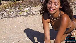 小巧墨西哥18+辣妹卡罗莱纳·雷耶斯在海滩完全裸露，感觉暴露