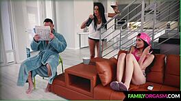 لا يصدق! ابنة زوجي الآسيوية برينا سباركس تنتقم من زوج أبي جوني كاسل وهو نائم!