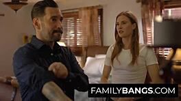 Geile 18+ tiener Ashley Lane snakt naar stiefvader Tommy Pistols lul in haar kut.