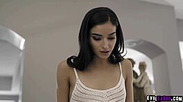 Zalim üvey baba Steve Holmes Emily Willis'e sert OTK tokadı atıyor.