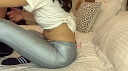 آي آي آي! احكي الكس بهدوء في غرفة الفندق دي. ما تخلي الزوار التانيين يسمعوا احتكاكنا الرطب وأكشن المؤخرة الكبيرة!