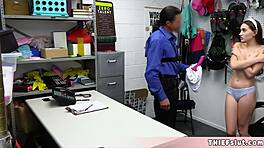 גנבת חמודה סרה ריידר נתפסת עם דילדו, מראה לשוטר את הכישורים שלה.