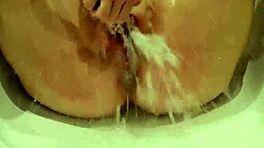 Elkaptam a mostoha nővéremet, ahogy magát érinti a gőzös zuhany alatt. A nedves teste megőrjít!