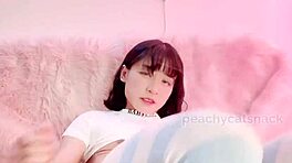 Hey, minyon 18+ fit Asyalı Peachycatsnack, o açılmış deliklerini gösterirken çok ıslanıyorsun!