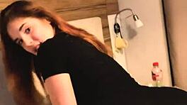 Ритафокс, рыжая русская 18+, показывает сочную упругую жопу крупным планом