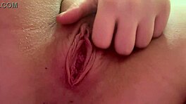 Közeli maszturbáció kövér tini természetes nagy cicijén és punciján.