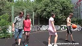 Varkocsos csaj tanul baszni a nagymamától