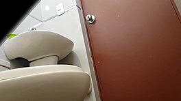 Vohunjenje za seksi študentko v mini krilu, upskirt... vroče! 😍