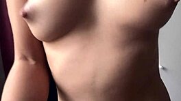 Spiel mit meiner engen rasierten Muschi und festen Titten