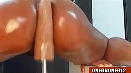 Kıç büyüyerek siyah dildoyu binip atlıyor