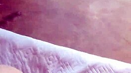 MILF latina con gran culo doblada para pounding doggystyle.