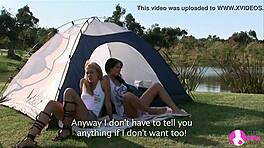 On est allé camper et ces lesbiennes se sont léchées