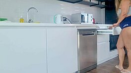 Adik tiri Latina kasih pantat besarnya di dapur