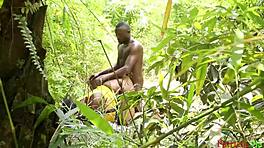 BBW Patricia9ja si užíva vonkajší deepthroat a creampie s manželom v africkom kríku