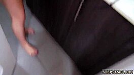 ג'ינג'ית טינאייג'רית 18+ מצצת על רחבת הריקודים באובססיה פרועה לאח חורג