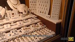 Cewek Bilang, Gue Tau Cara Dapat Perhiasan Tanpa Uang.