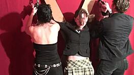 Ung fransyska med stora pattar knullad hårt och fistad i BDSM-spel