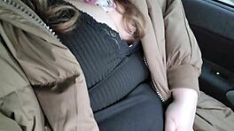 Kövér szépség hatalmas cicikkel vadul dörzsöli magát a taxi hátsó ülésén
