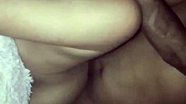 Латина 18+ приходит в гости на домашний трах, демонстрируя натуральные сиськи и жопу