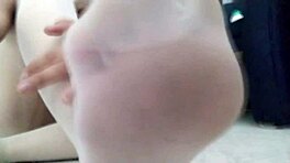 Echte Arabische plaagt met voeten in nylon sokken dichtbij