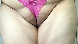 Intenté arreglar mis bragas en mi coño enorme, ¡ups!