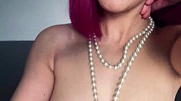 Intenzívne stonanie keď úžasná baba prstí svoju tesnú oholenú pičku zblízka vo vlhkej hentai scéne