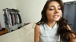 गर्म लड़की स्टेप भाई को हैंडजॉब से क्लाइमेक्स तक पहुंचाती है