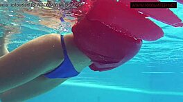 Takže Lina Mercury jen tak ležela nahá pod vodou jako horká mladá 18+ ve vířivce.