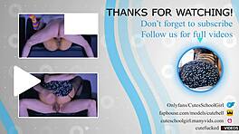 ला एस्टुडिएंटे अपार्टमेंट सोफे पर इंटेंस सहलाने से लीन हो गई