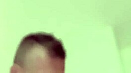 Malá sladká bojující s bílým kokotem, ale bere doggy creampie