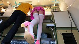 mooie brunette tiener 18+ betrapt op upskirt terwijl ze klanten bedient op werk