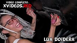 No aguanté solo chupar polla en el gloryhole y llamé a un negro adentro de la cabina para follar mi coñito