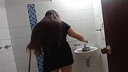 Жена има тајну аферу са девером у купатилу