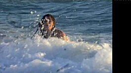 Remaja 18+ Telanjang Di Pantai Awam, Sangat Horni, Tak Boleh Berhenti Tunjuk Badan... Wow, Tengok Tetek Itu!