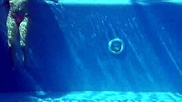 Clairette magyar tini 18+ pornósztár nedves és vadul basz a medencében.