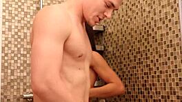 Aku dislamat keras di shower pake kontol monster