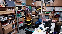 สาววัยรุ่นรัสเซียผอม18+ โดนจับขโมยโดยพนักงานรักษาความปลอดภัยในดราม่าหลังคอนเสิร์ต