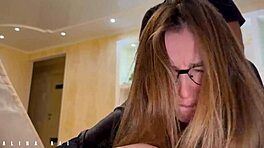 Przybrana mama z wielką dupą utknęła na kanapie i dostaje niespodziankę