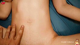 Ultrafitte babe wordt geneukt tot orgasme met creampie