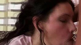 Уау, това палаво българско колежанско маце смуче кур за дънки! 😜