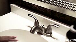 सब कुछ चमकता नहीं, गैरेज में पतली जवानी लड़की के साथ बुरे इरादे देखना चाहते?